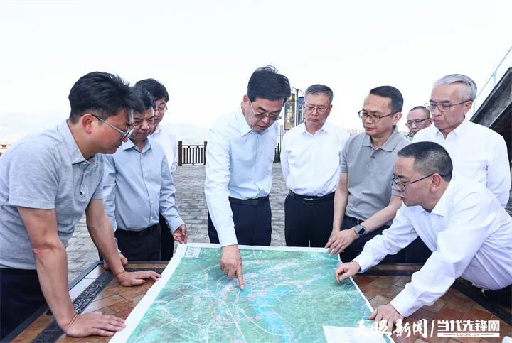 图为李炳军在茅台天酿景区察看茅台集团酒旅融合项目规划建设情况。