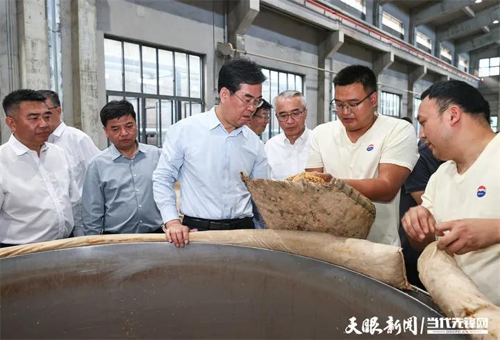 图为李炳军在茅台“十四五”酱香酒习水同民坝一期项目生产车间调研。